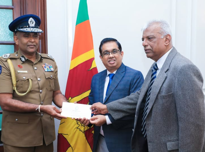 Rebuilding Sri Lanka’ நிதியத்திற்கு பொலிஸ் அதிகாரிகள் தமது ஒரு நாள் சம்பளத்தை நன்கொடையாக வழங்கினர்